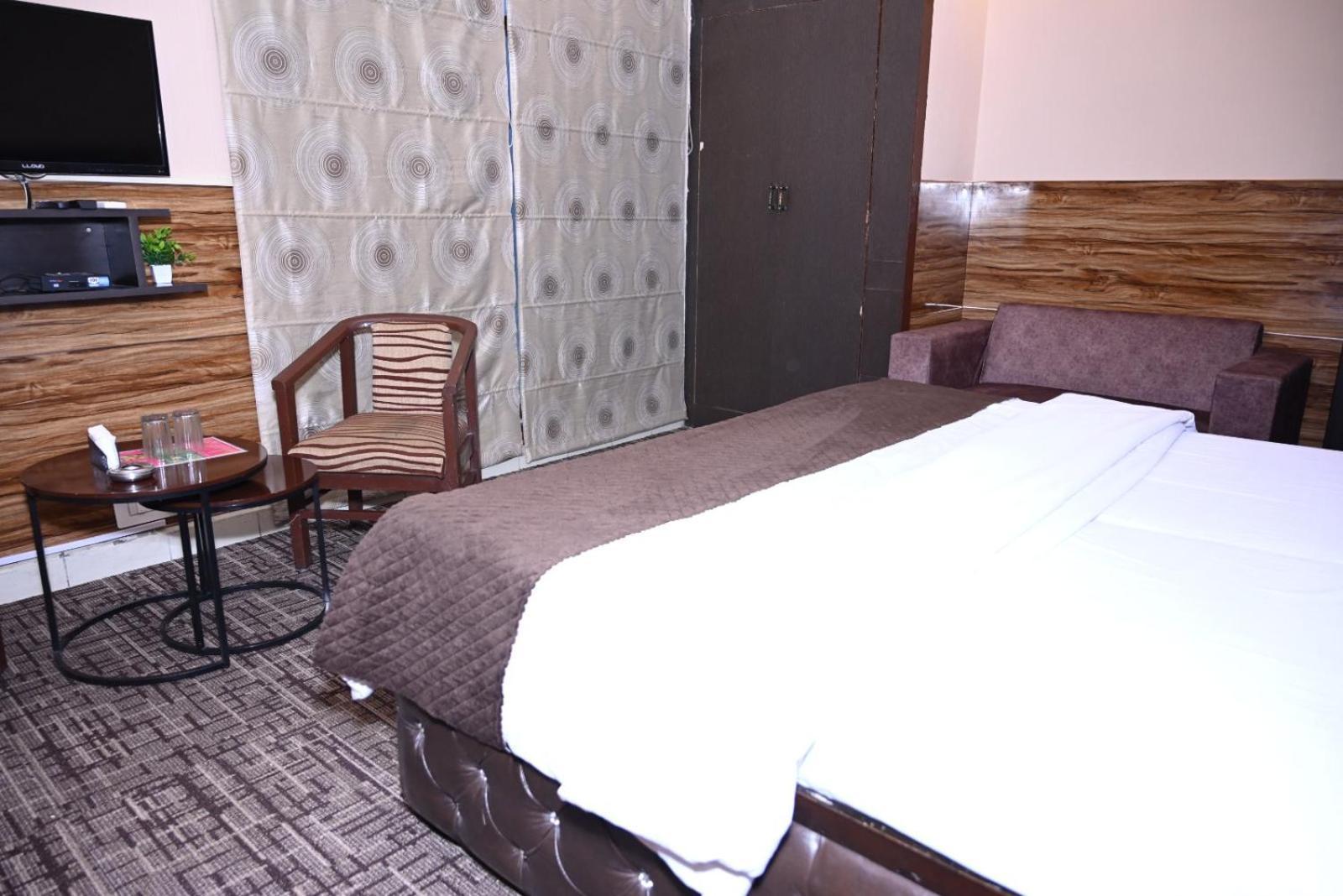 Hotel Kuber Rāi المظهر الخارجي الصورة