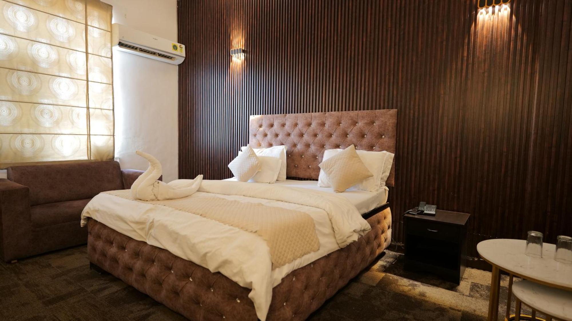 Hotel Kuber Rāi المظهر الخارجي الصورة