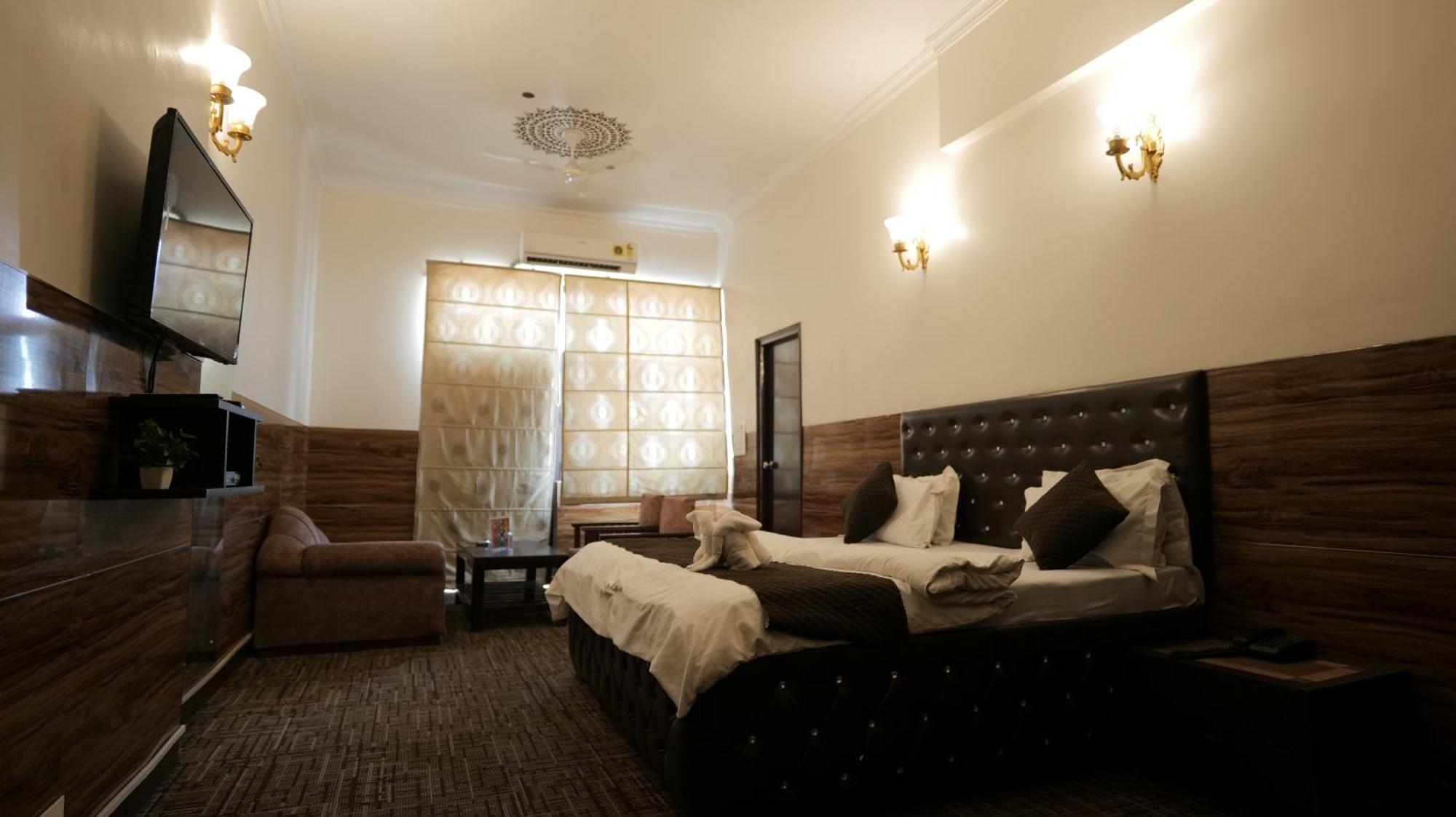 Hotel Kuber Rāi المظهر الخارجي الصورة